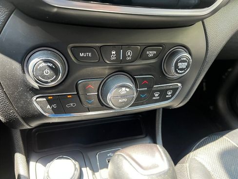 Used 2019 Jeep Cherokee Limited w/ Luxury Group AWD/4WD image 32