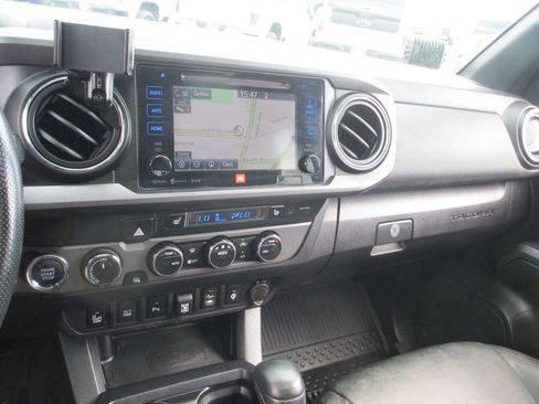Used 2019 Toyota Tacoma TRD Off-Road AWD/4WD image 28