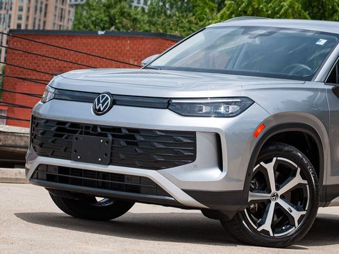 Certified 2025 Volkswagen Tiguan SE AWD/4WD image 2