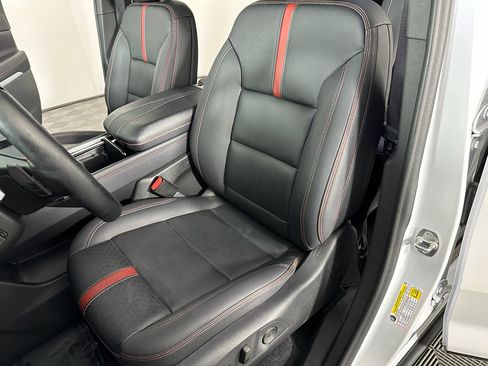 Used 2024 Chevrolet Traverse RS image 27