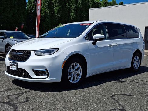 Used 2023 Chrysler Pacifica Touring-L FWD image 3