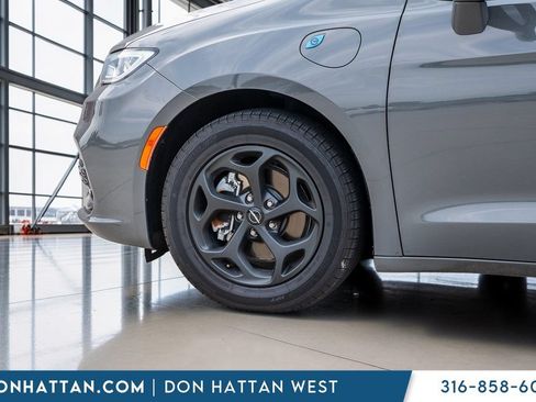 Used 2021 Chrysler Pacifica Touring w/ S Appearance Package FWD image 35
