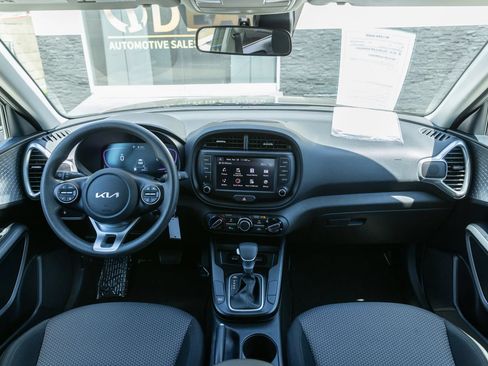Used 2025 Kia Soul LX w/ LX Technology Package FWD image 25