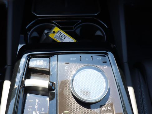 Used 2025 BMW 530i w/ Premium Package image 12