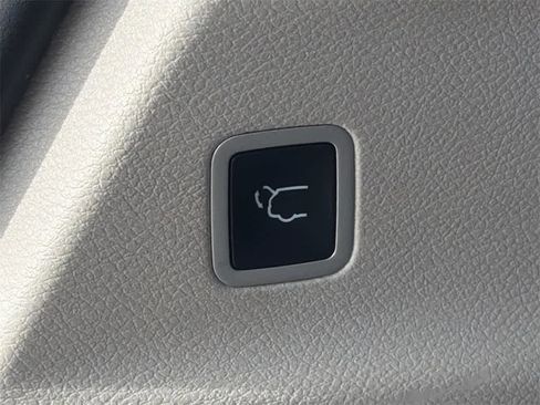 Used 2023 Chrysler Voyager LX image 16