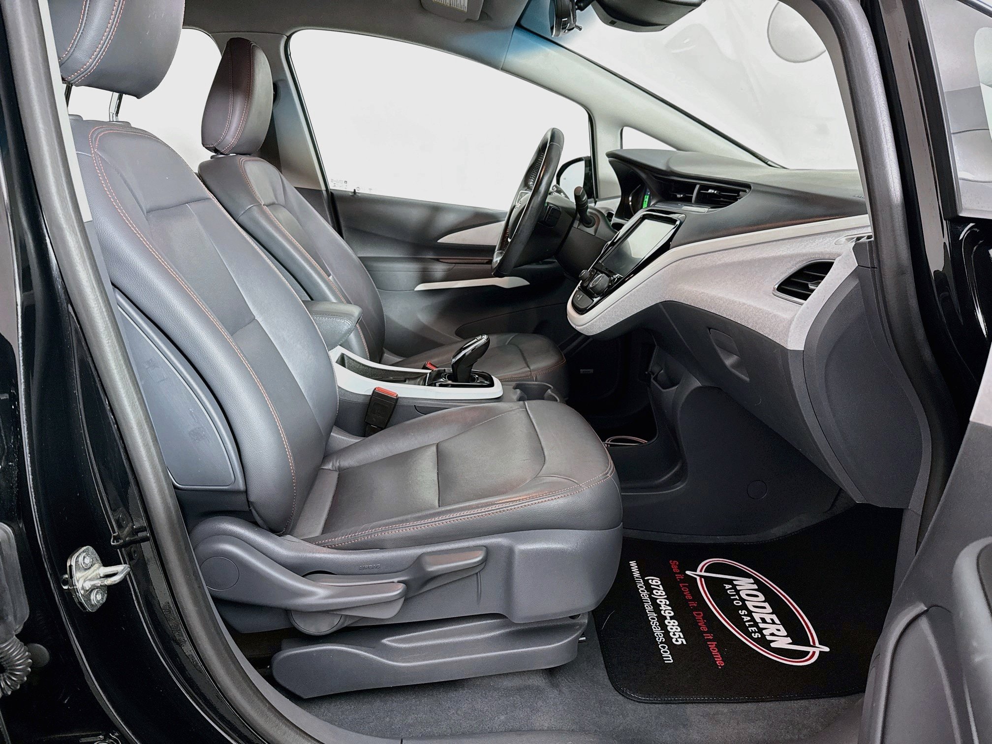 Used 2021 Chevrolet Bolt Premier w/ Infotainment Package FWD image 32