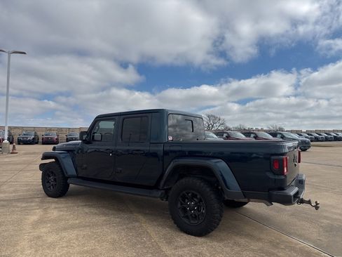 Used 2025 Jeep Gladiator Sport image 14
