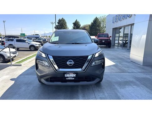 Used 2022 Nissan Rogue SV image 2