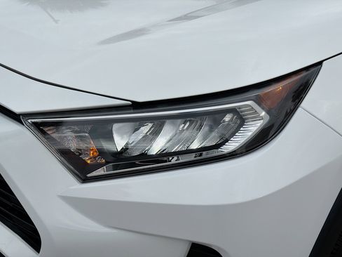 Used 2020 Toyota RAV4 XLE Premium image 9