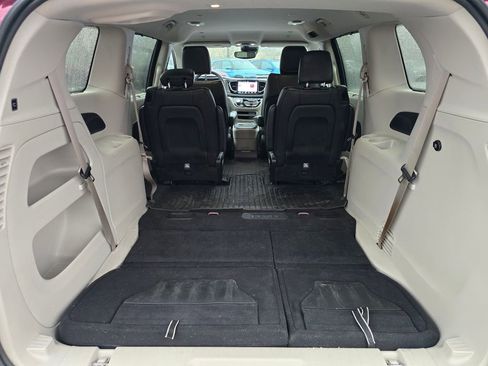 Used 2022 Chrysler Pacifica Touring-L image 12
