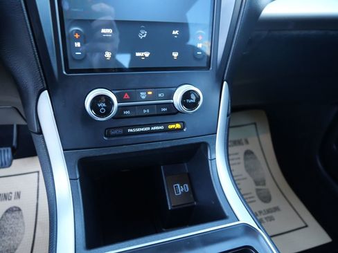 Used 2021 Ford Edge SE image 15