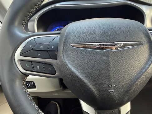 Used 2023 Chrysler Pacifica Touring-L image 12