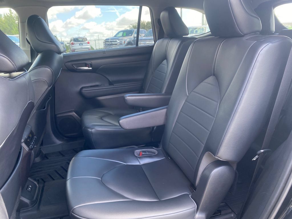 Used 2021 Toyota Highlander XLE AWD/4WD image 47