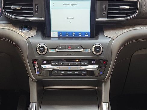 Used 2020 Ford Explorer Platinum w/ Premium Technology Package image 25