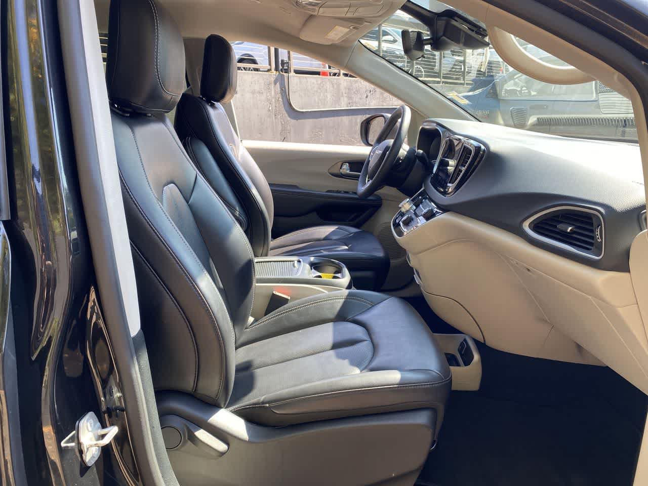 Used 2023 Chrysler Pacifica Touring-L FWD image 18