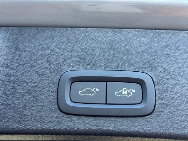 Certified 2025 Volvo XC40 B5 Ultra AWD/4WD image 16