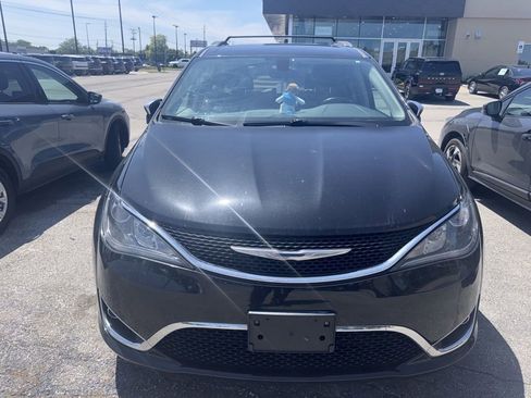 Used 2018 Chrysler Pacifica Limited FWD image 5