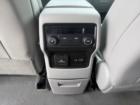 Used 2023 GMC Acadia SLT AWD/4WD image 27