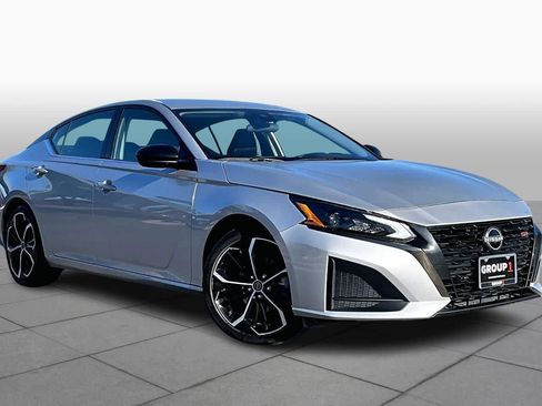 Used 2024 Nissan Altima 2.5 SR image 2