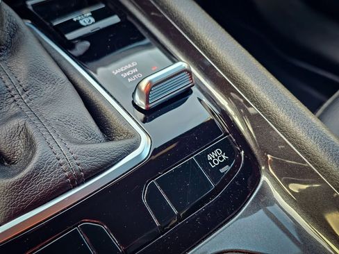 Certified 2024 Jeep Compass Latitude image 25