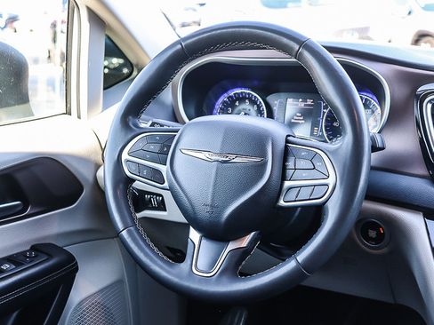 Used 2022 Chrysler Voyager LX image 16