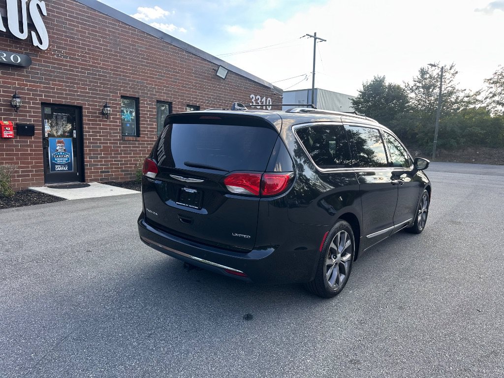 Used 2017 Chrysler Pacifica Limited w/ UConnect Theater Package FWD image 7