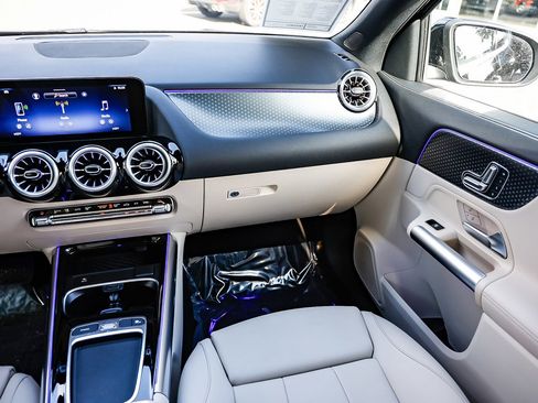 Used 2025 Mercedes-Benz GLA 250 image 15