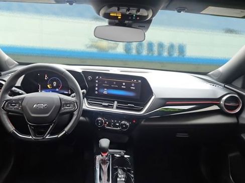 Used 2024 Chevrolet Trax RS w/ Sunroof Package image 13