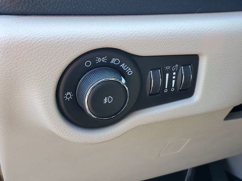 Used 2023 Chrysler Pacifica Touring-L AWD/4WD image 7