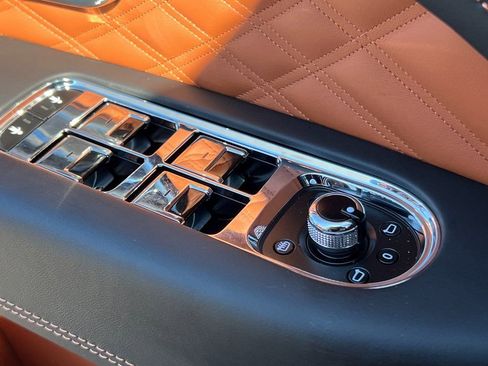 Used 2025 Bentley Bentayga image 45