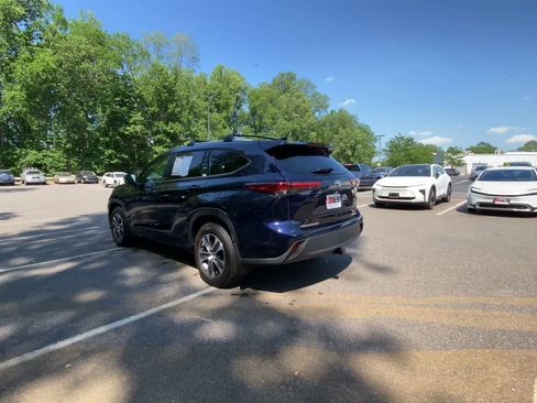 Used 2023 Toyota Highlander XLE AWD/4WD image 9