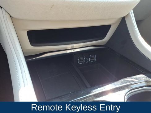 Used 2023 Chrysler Pacifica Limited FWD image 8