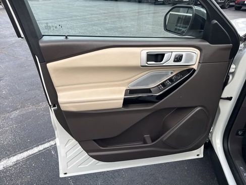 Used 2023 Ford Explorer Platinum w/ Technology Package image 27