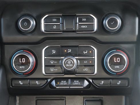 Used 2022 Chevrolet Suburban Z71 w/ Luxury Package image 22