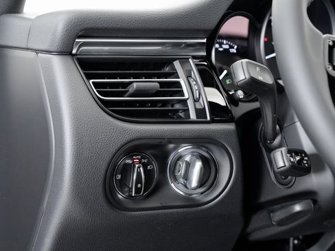 Certified 2025 Porsche Macan image 11