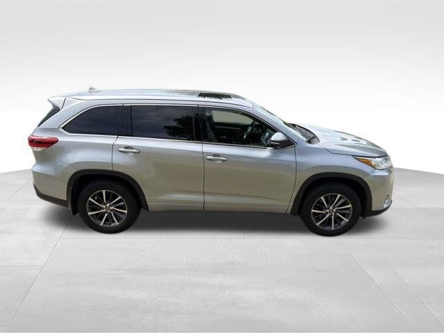 Used 2017 Toyota Highlander XLE AWD/4WD image 2