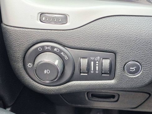 Used 2018 Jeep Cherokee Trailhawk AWD/4WD image 32