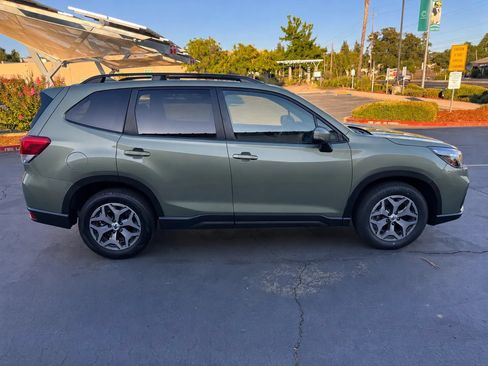 Used 2019 Subaru Forester Premium AWD/4WD image 7