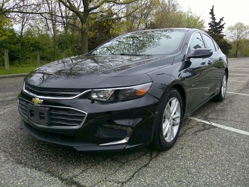 Used 2017 Chevrolet Malibu LT w/ Leather Package FWD image 2