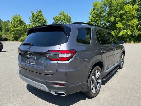 Used 2025 Honda Pilot Touring image 5