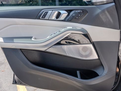 Used 2025 BMW X7 M60i image 16