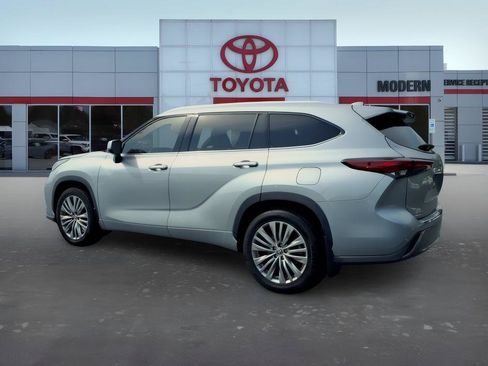 Used 2022 Toyota Highlander Platinum AWD/4WD image 3
