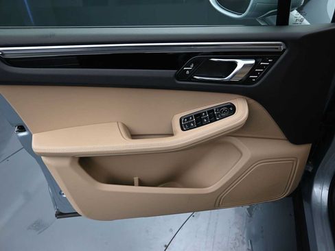Certified 2025 Porsche Macan AWD/4WD image 7