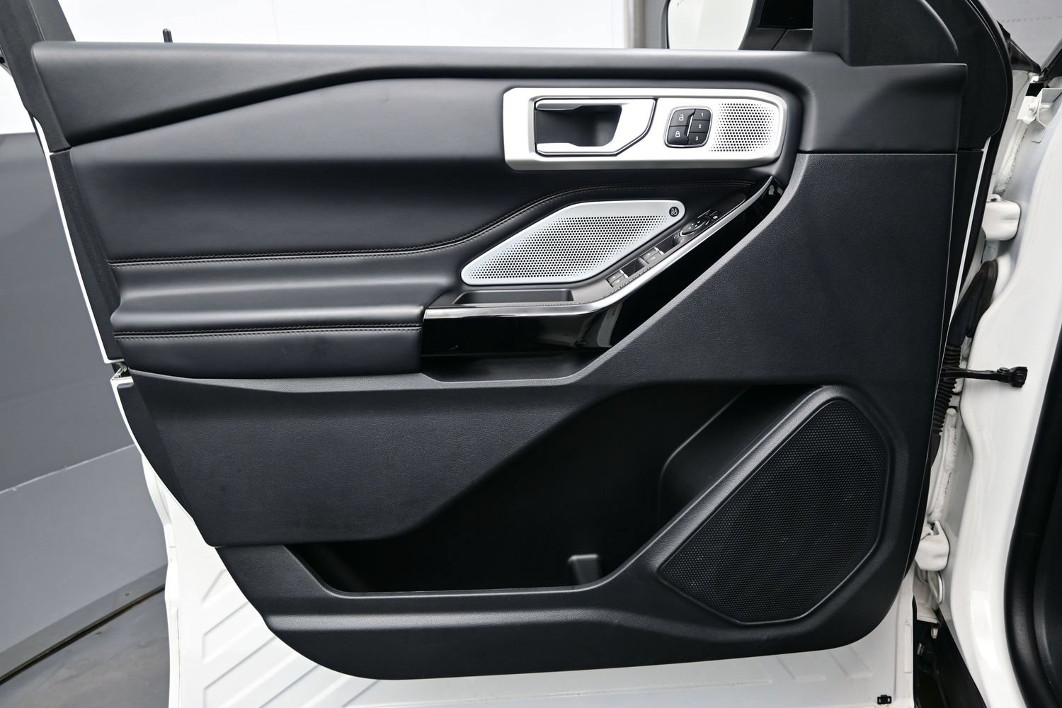 Used 2023 Ford Explorer Platinum w/ Technology Package AWD/4WD image 9