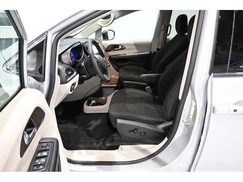 Used 2024 Chrysler Voyager LX FWD image 13