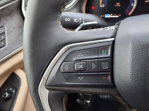 Used 2024 Jeep Grand Cherokee Limited image 12