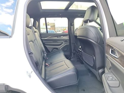 New 2025 Jeep Grand Cherokee Limited w/ Luxury Tech Group II image 15