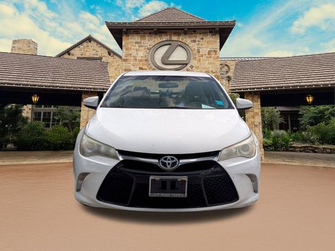 Used 2015 Toyota Camry SE FWD image 2
