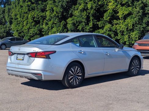 Used 2024 Nissan Altima 2.5 SV image 3