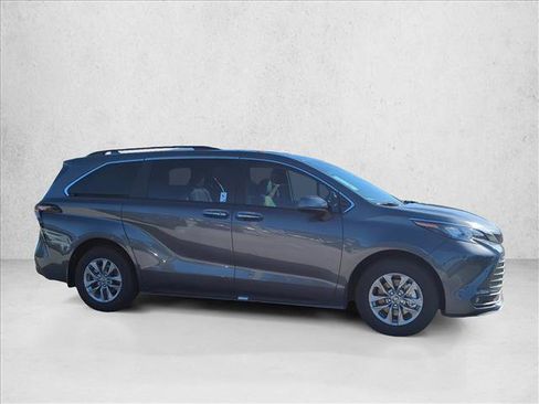 New 2025 Toyota Sienna XLE image 4